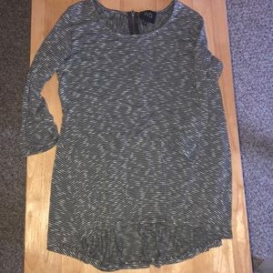 Half sleeve flowy gray and white top